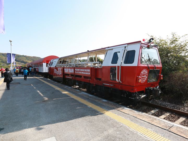 敞亮开放的观光小火车