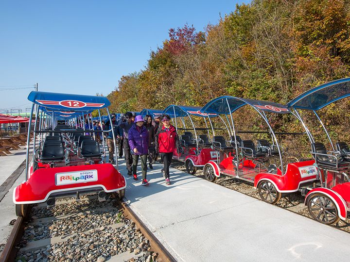 铁路自行车有2人用(10台)及
4人用(100台)2种