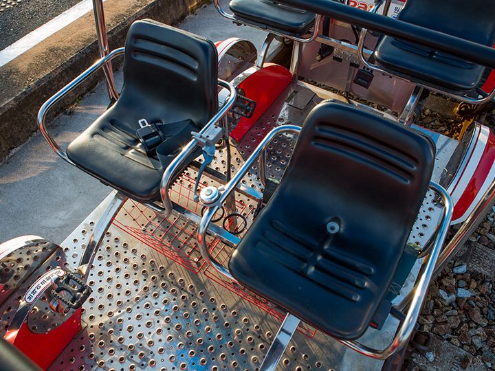 刹车在前方左侧座位旁