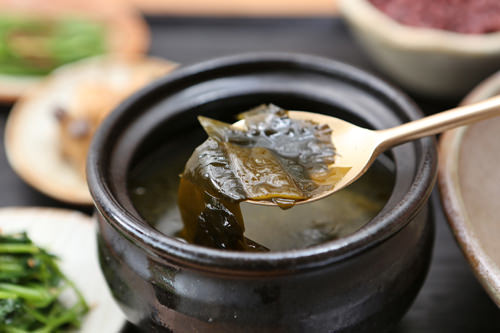 海带汤里滑滑的海带,容易让人联想到“滑倒”