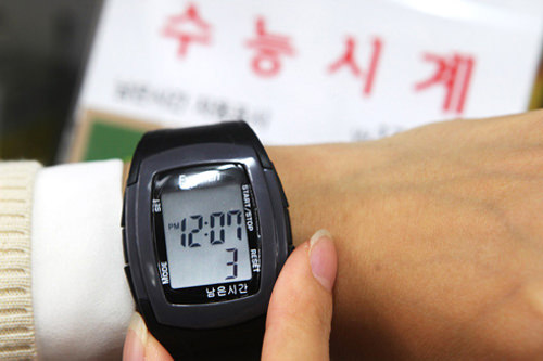 可以携带考试专用手表,可以显示接下来考试科目的剩余时间
