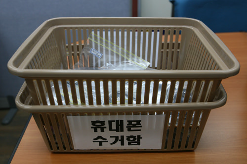 考场内准备的手机收取箱