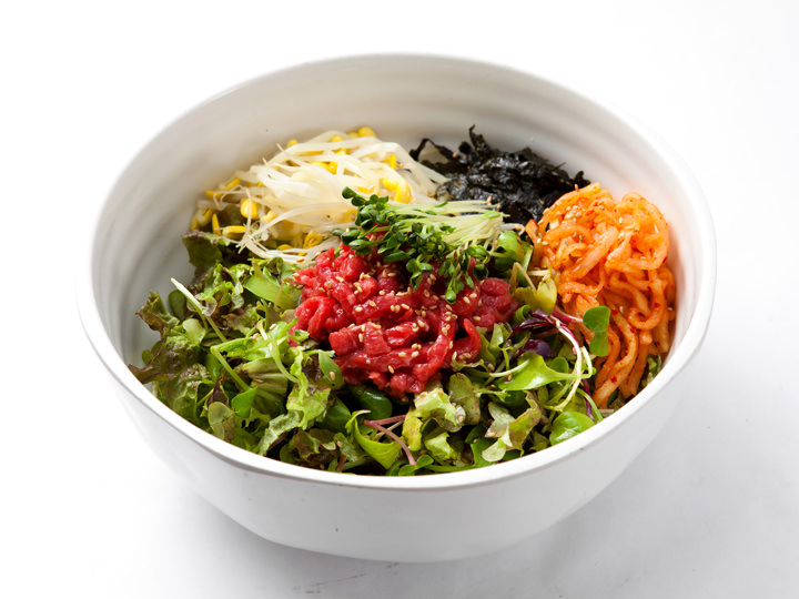 生拌牛肉拌饭 色彩鲜艳的特色拌饭