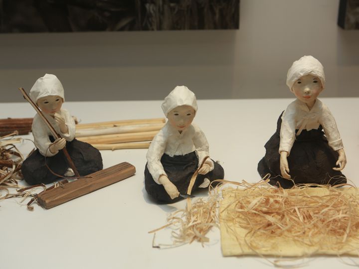 用韩纸人偶介绍造纸过程