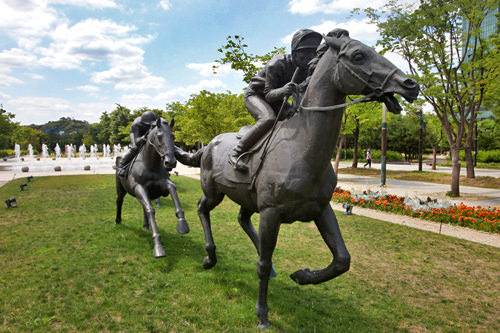 由于之前强烈的迷信思想,
有很多避开“马年”生育的现象