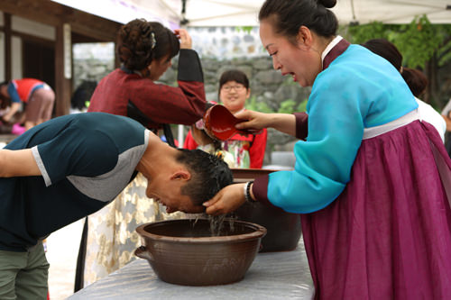 用菖蒲煮过的水洗头发是端午的风俗