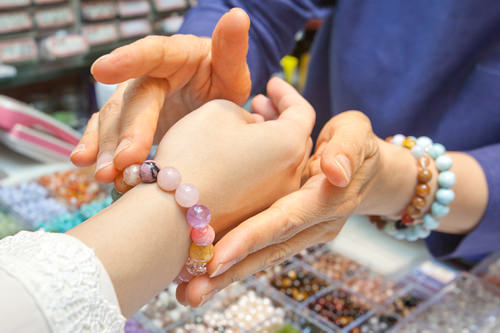 以干支为主题的能量石手链
(小玉的水晶社)