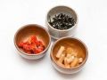 本店自制小菜(顺时针：炒海带、酱腌萝卜、辣萝卜干)