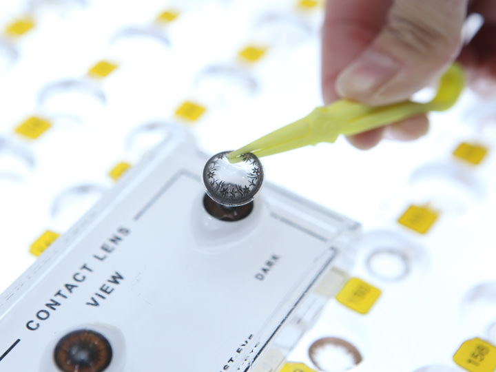 可以将隐形眼镜放在模型上看看色彩效果