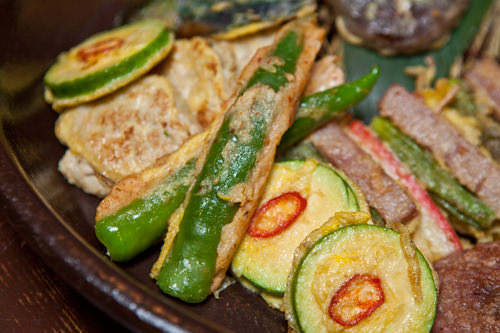 红黄绿相间、颜色可人