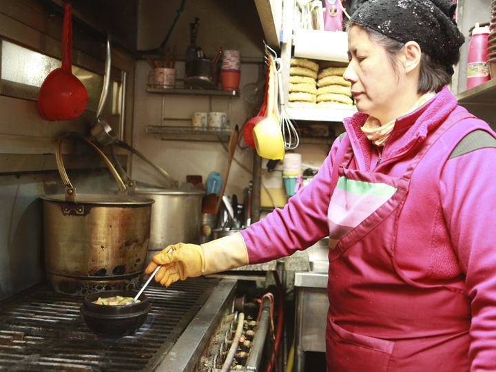 正在做美味佳肴的店长妻子