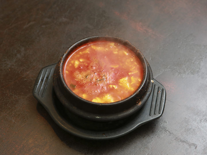 用美味的食材和独家特制调味料所调配出的汤汁