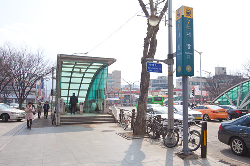 地铁7号线内方站7号出口出来直行