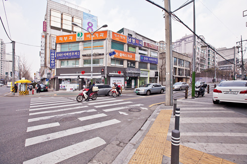 直行约10分钟在这个大十字路口
过马路右转直行