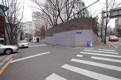 在第一个路口左转
从这里开始就是方背洞42街了