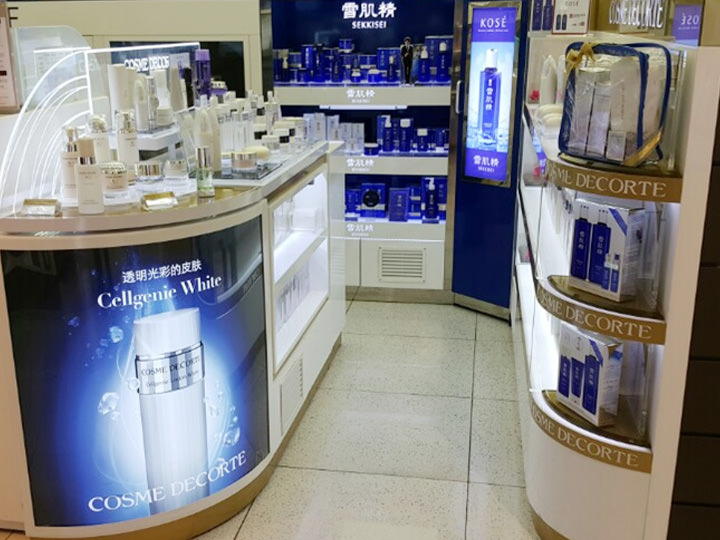 【新罗免税店 仁川机场店】
地址:仁川广域市中区云西洞2851,仁川国际机场3层航站楼(地图)
交通:仁川国际机场内