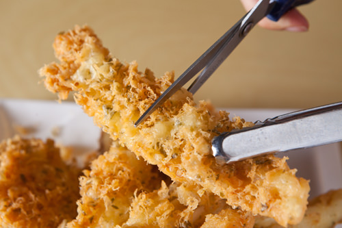 端上来以后由店员剪成3段