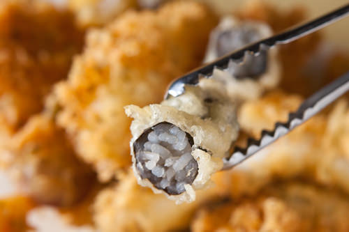 塞着满满的粉条的紫菜卷