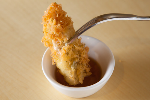 根据个人口味可以蘸取酱油食用