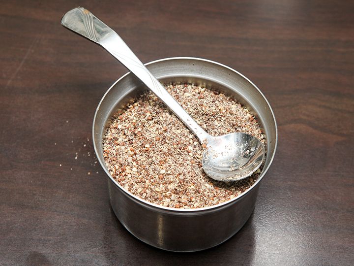 餐桌上放置的野芝麻