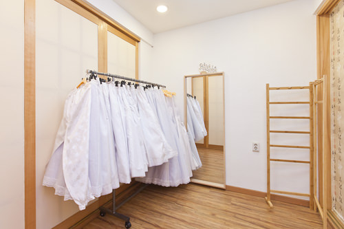 3.到更衣室换衣,记得里面要穿上白色的衬裙。