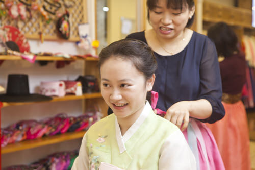 6. 韩式大辫子梳好后,要系上红丝带,在韩剧中见过吧。