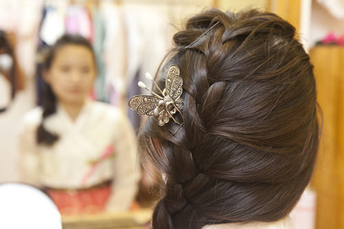 8.华丽丽的艺伎韩服要配上华丽的发饰和发型才出彩。