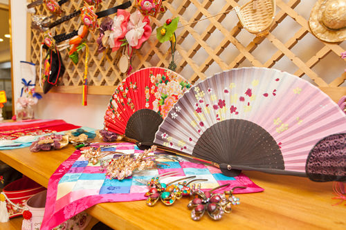 10.扇子、饰物等,职员都会给你搭配起来。