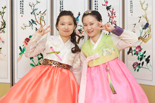 在“三三五五”布景前留影