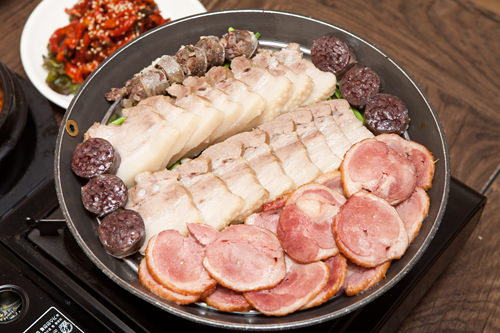 满满一铁板的肉