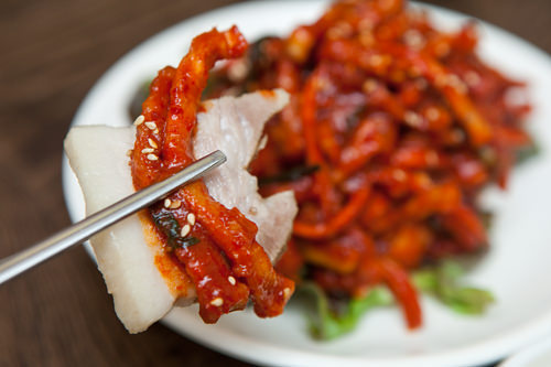 肉的味道与泡菜的辣味一起组合