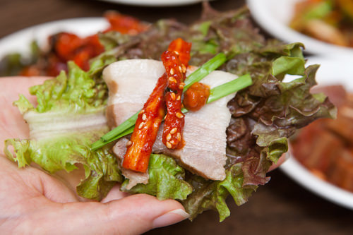 包着生菜一起吃