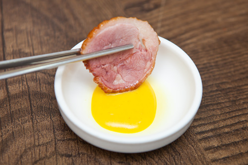 熏鸭肉搭配着调料