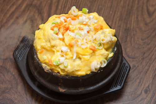 锅内满满的鸡蛋羹