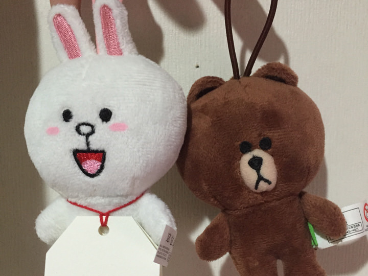 他去军队的前一天送给了她一个贴着字条的玩偶
他在军队里好像很珍惜他们的关系。