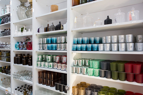 蜡烛瓶的颜色及形态各异