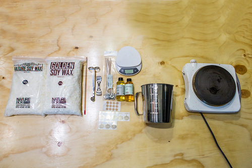 1. 准备材料:大豆蜡、蜡烛灯芯、黏胶、芳香精油、不锈钢容器、蜡烛瓶、温度计、搅拌棍、灯芯固定台、贴纸