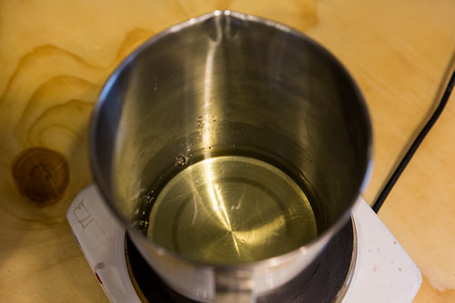 2. 将大豆蜡倒入内不锈钢容器内,加热至融化。