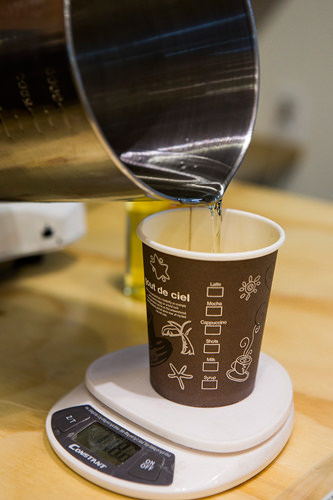 3. 把融化的大豆蜡倒入纸杯内。