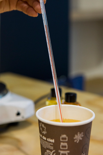 4. 待温度降至60~65°C, 以10:1的比例倒入芳香精油。