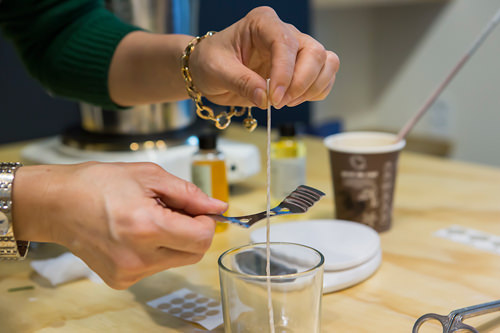 6. 用灯芯固定台拉直灯芯。