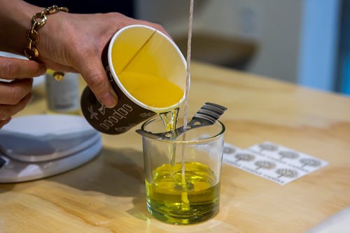 7. 将液体大豆蜡倒入蜡烛瓶中。