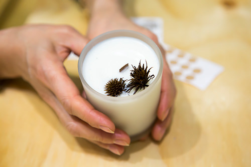 8. 冷却50分钟后,黄色的液体就会变成白色蜡烛。根据喜好,可以在上面做一些干花装饰。