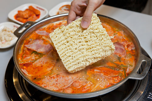 在沸腾的汤中加入拉面