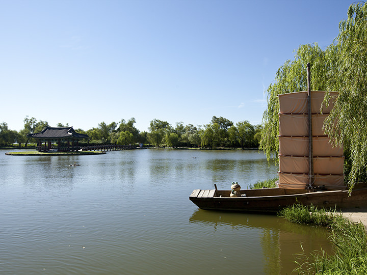 有薯童和善花在宫南池边划船嬉戏的记载