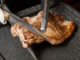 将烤肉剪成适合品尝的大小