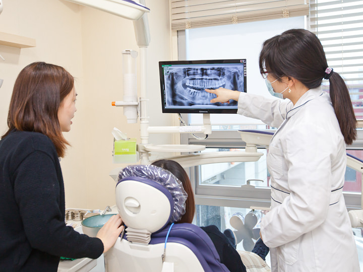 6.相谈(咨询)
根据X光影像和诊查结果,主治医生会陪同翻译,说明最适合的治疗方法和所需时间、费用。有任何疑问和特殊事项,请随时提出来。这有助于诊疗日程的安排。