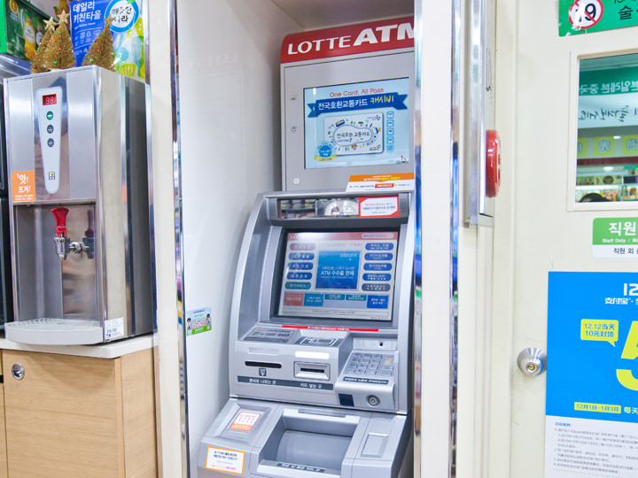 目前,不是所有便利店内的ATM机都支持中国银行卡。要认准“LOTTE ATM“标志,只要有银联卡就可以在此机器上用中文操作了。