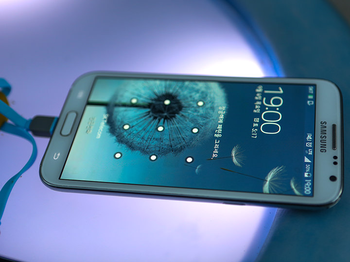 出国旅游手机一定要有充足的电量。如果遇到手机没电的情况,就可以到附近的便利店。可以拿下电池的手机,直接把电池交给店员;若手机无法拿下电池,只要将手机交给店员,过段时间来取就可以了。