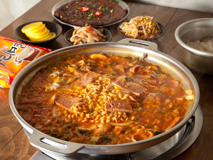 明洞鱼籽包饭小章鱼 部队锅 韩国美食 韩国旅游网 韩巢网